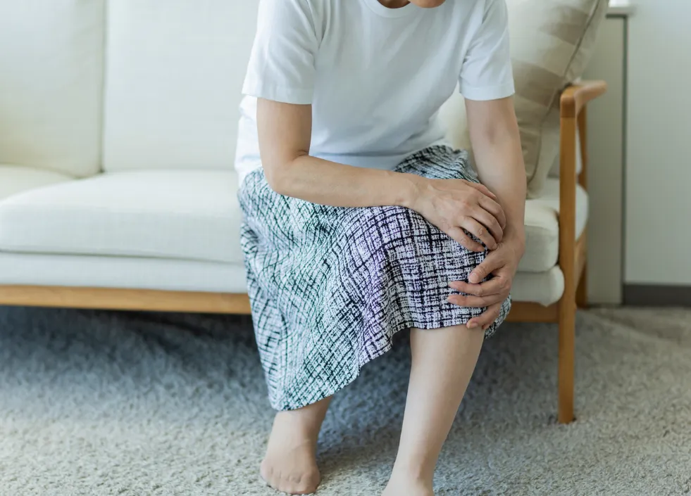 膝が痛む女性