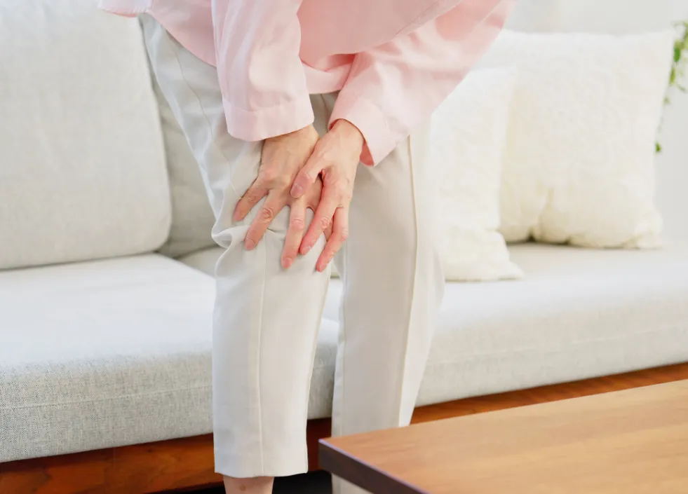 膝が痛む女性