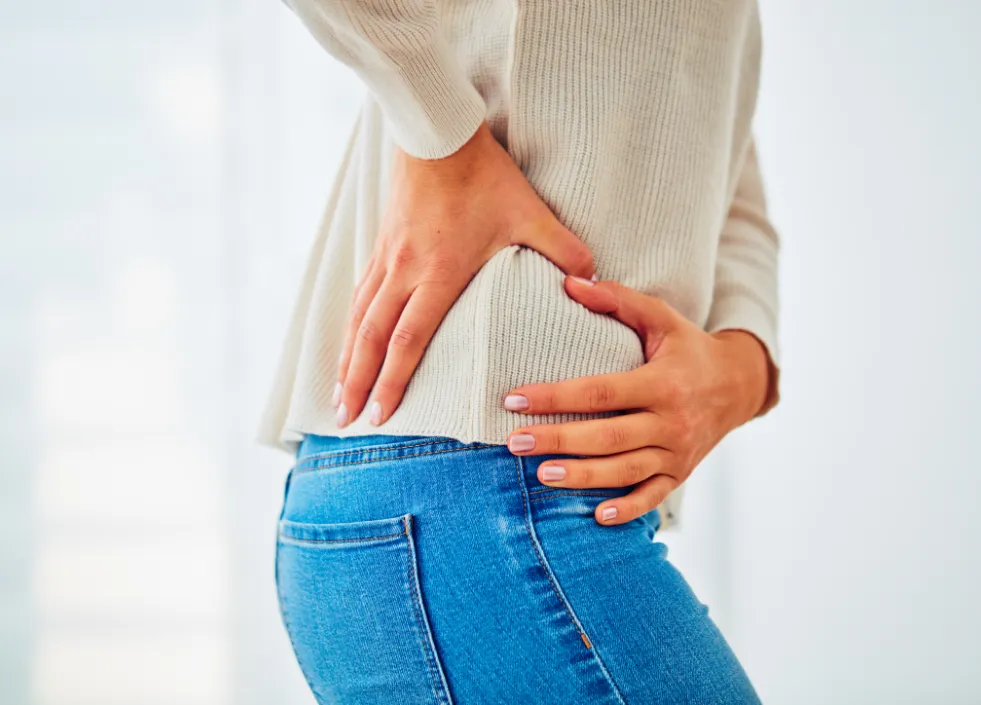 股関節が痛む女性