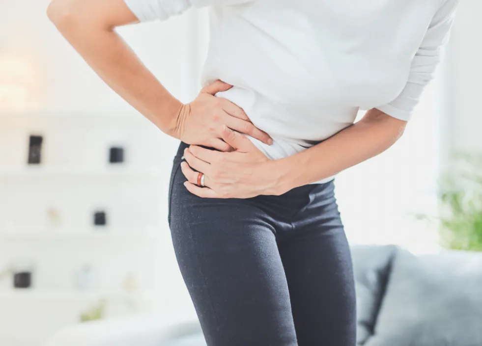 股関節が痛む女性