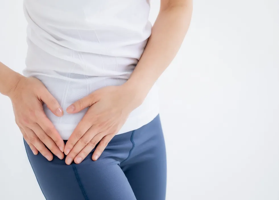 股関節が痛む女性