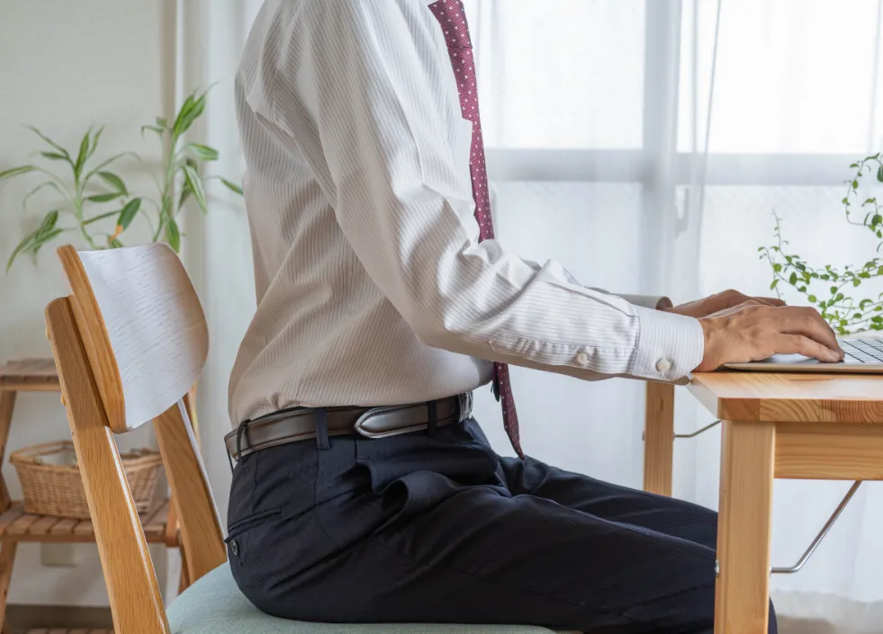 椅子に座っている男性