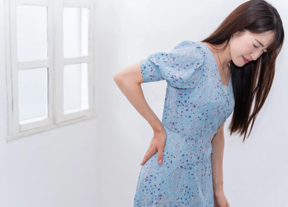 腰が痛む女性