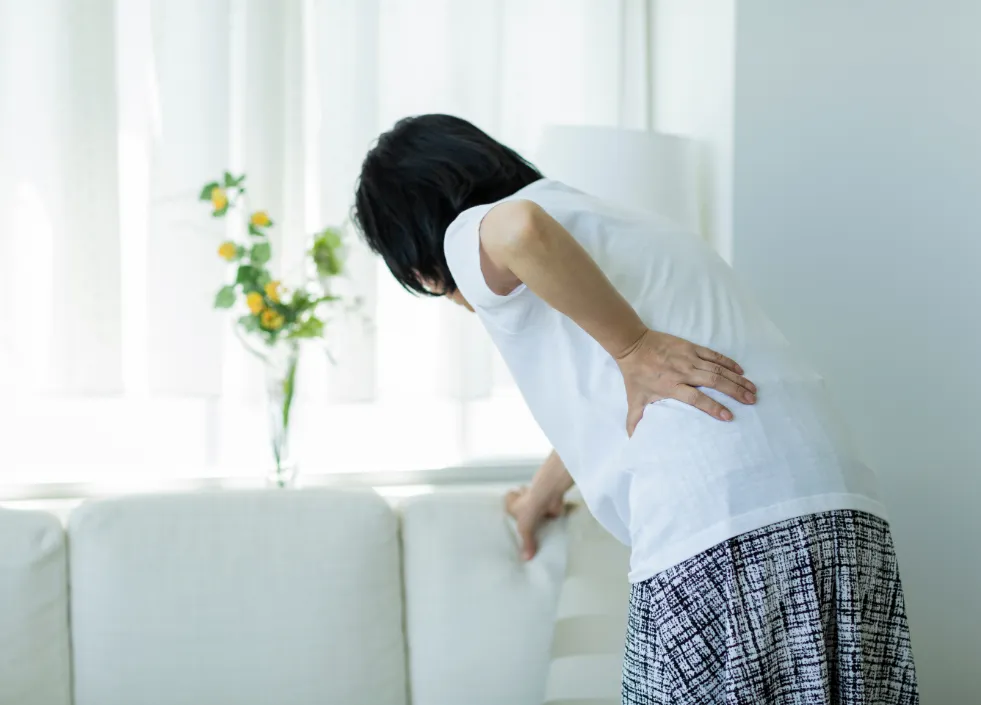 腰が痛む女性