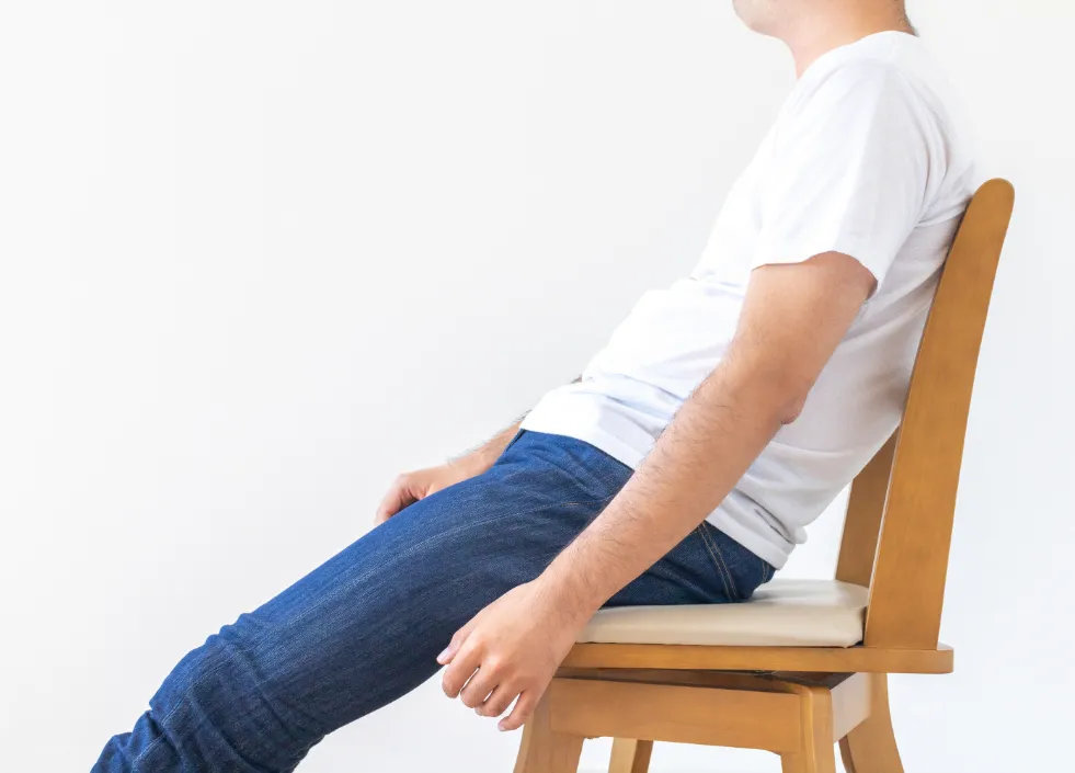 悪い姿勢でもたれかかっている男性