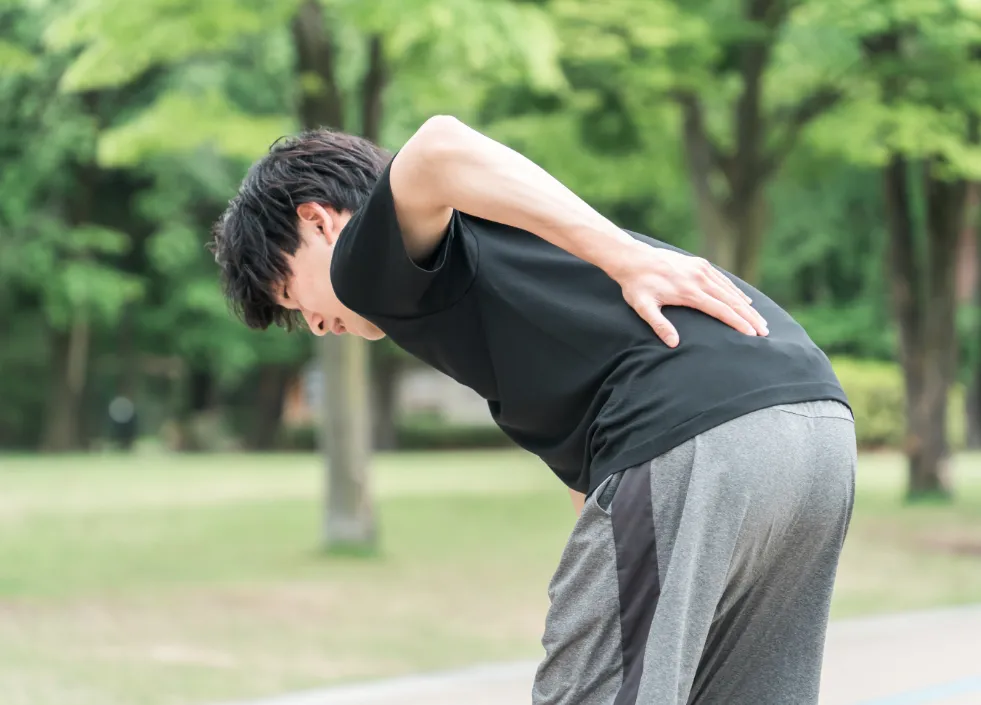 腰が痛む男性