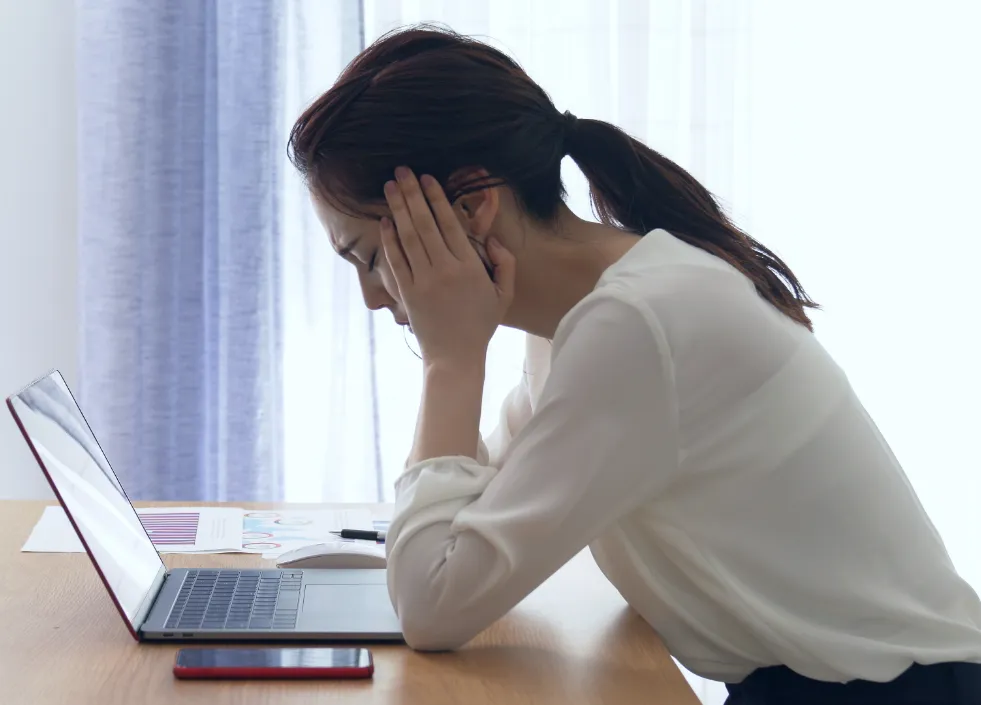 頭を抱える女性