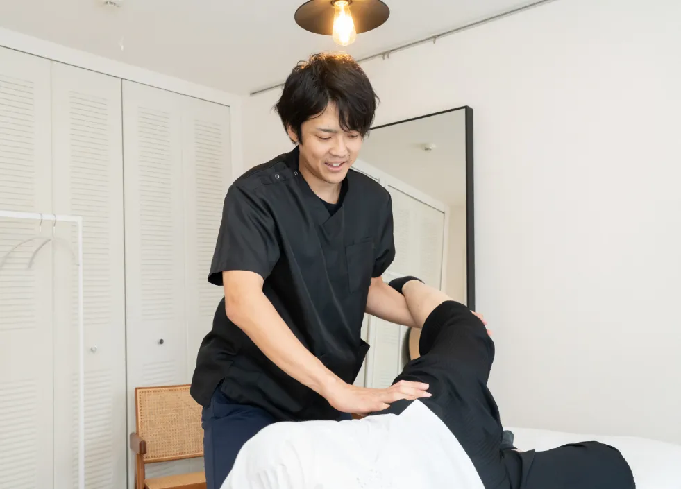 整体施術を行う男性整体師