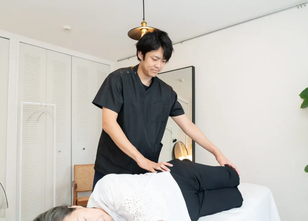 整体施術を行う男性整体師