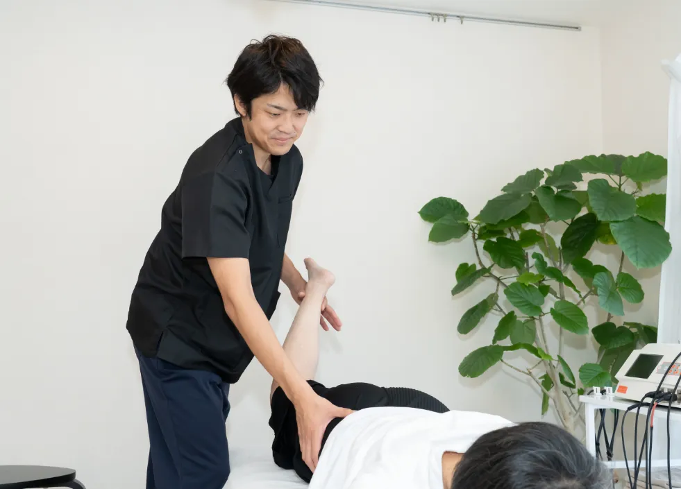 整体施術を行う男性整体師