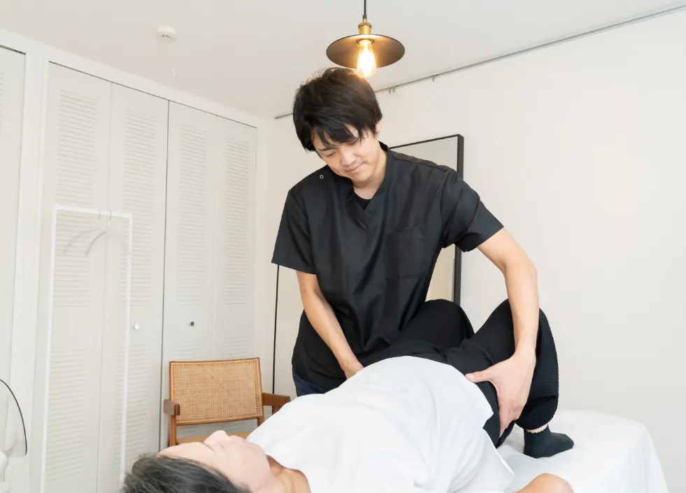 姿勢を見ながら改善提案をする女性