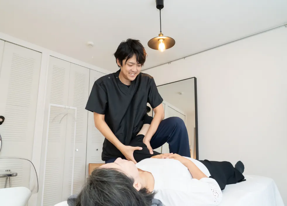 整体施術を行う男性整体師
