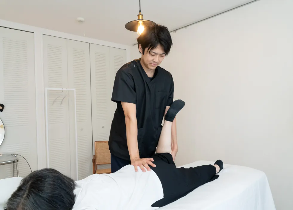 整体施術を行う男性整体師