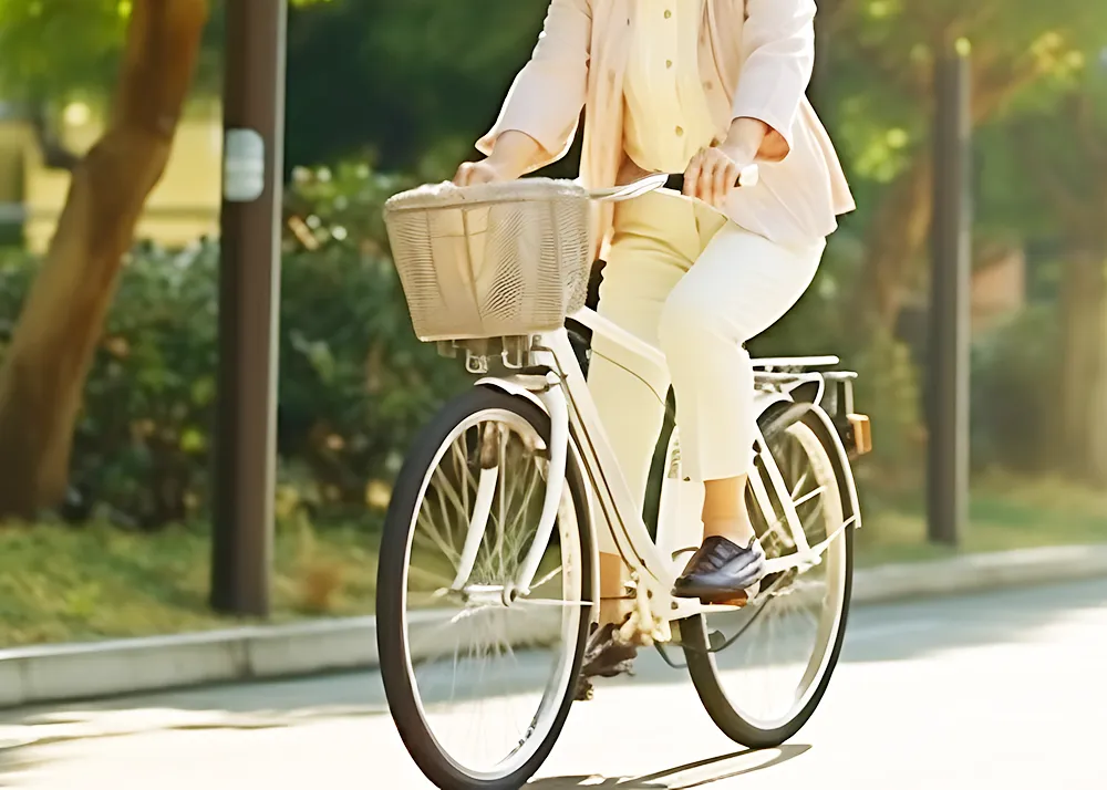 自転車を漕ぐ女性