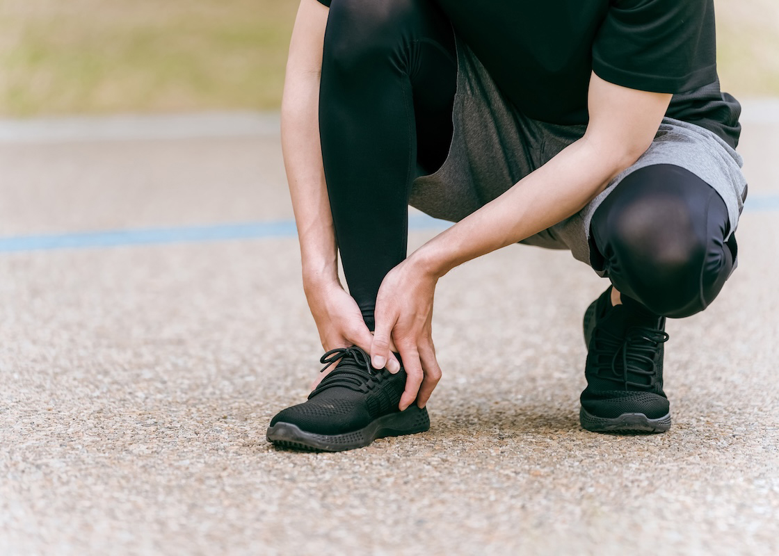 運動中に座り込んでいる男性