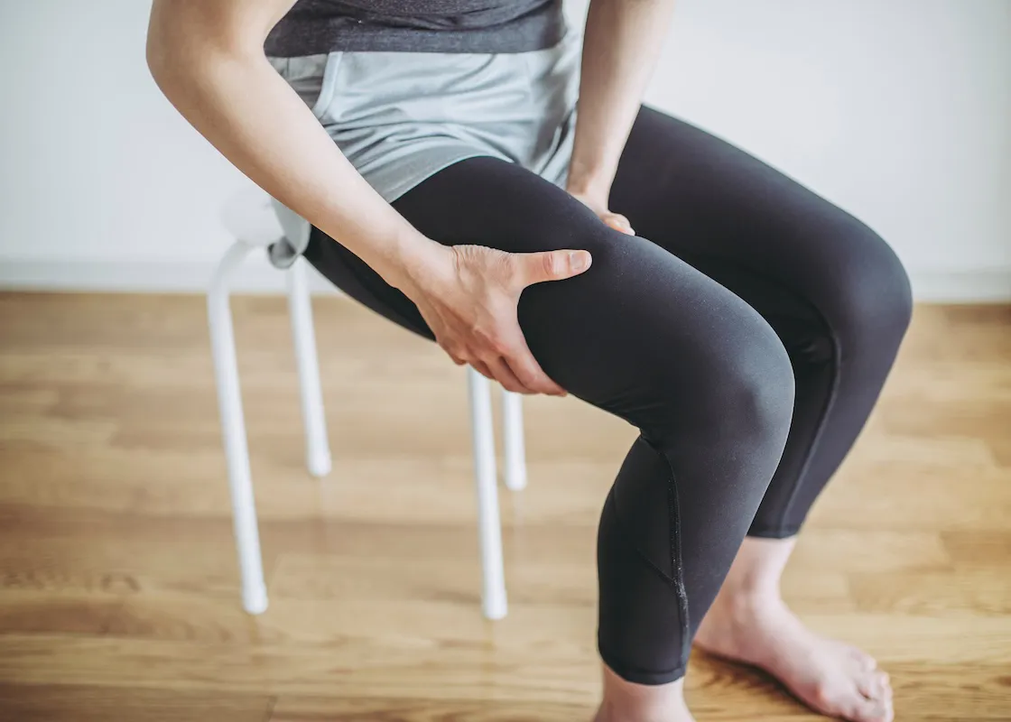 太ももを抱えている女性