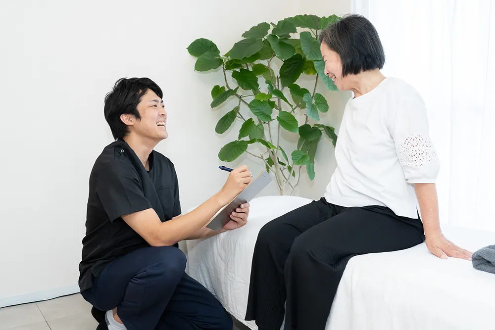 整体施術を行う男性整体師