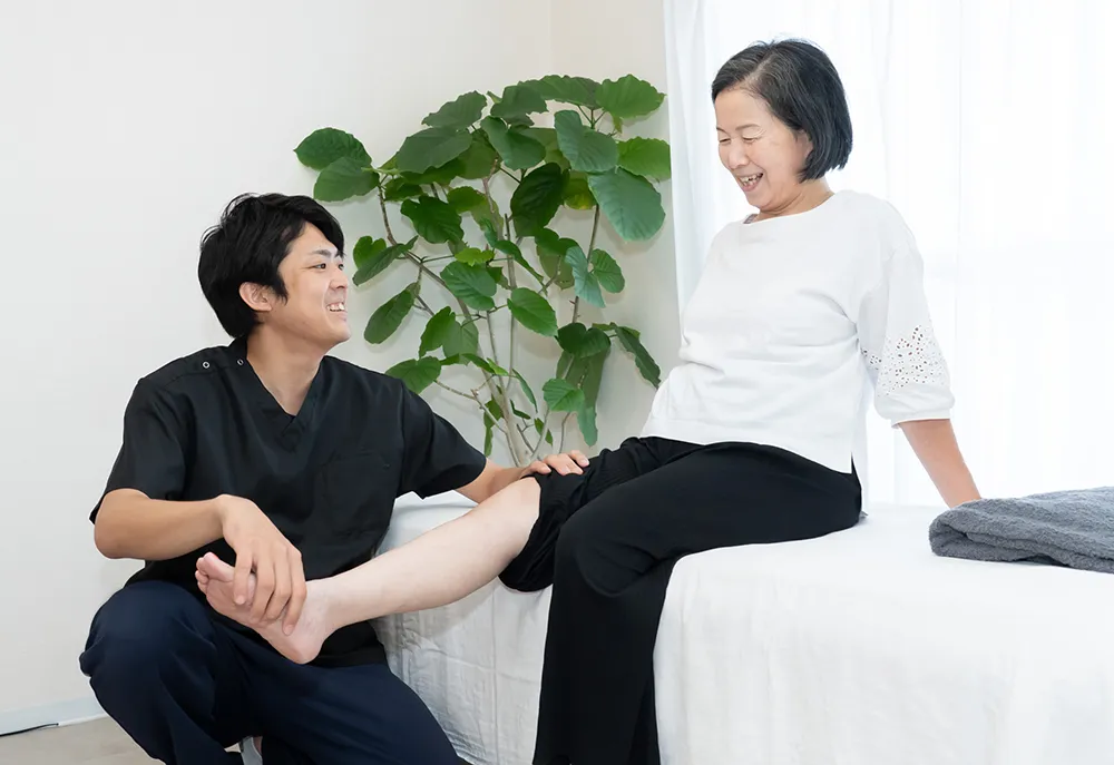 整体施術を行う男性整体師