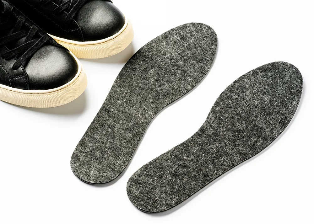 整体施術を行う男性整体師