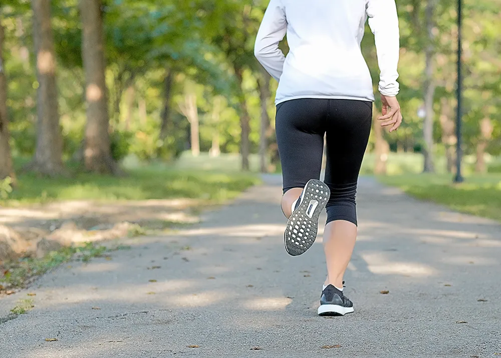 元気に走る女性の後ろ姿