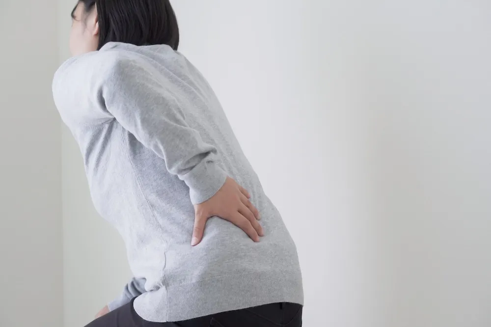 腰が痛む女性
