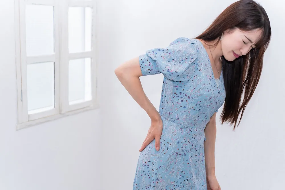 腰が痛む女性