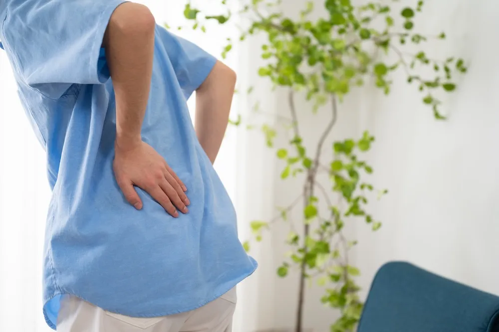 腰が痛む女性