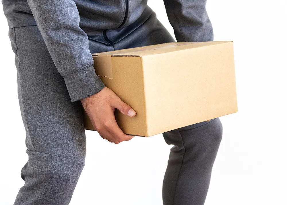 重い荷物を持ち上げている男性