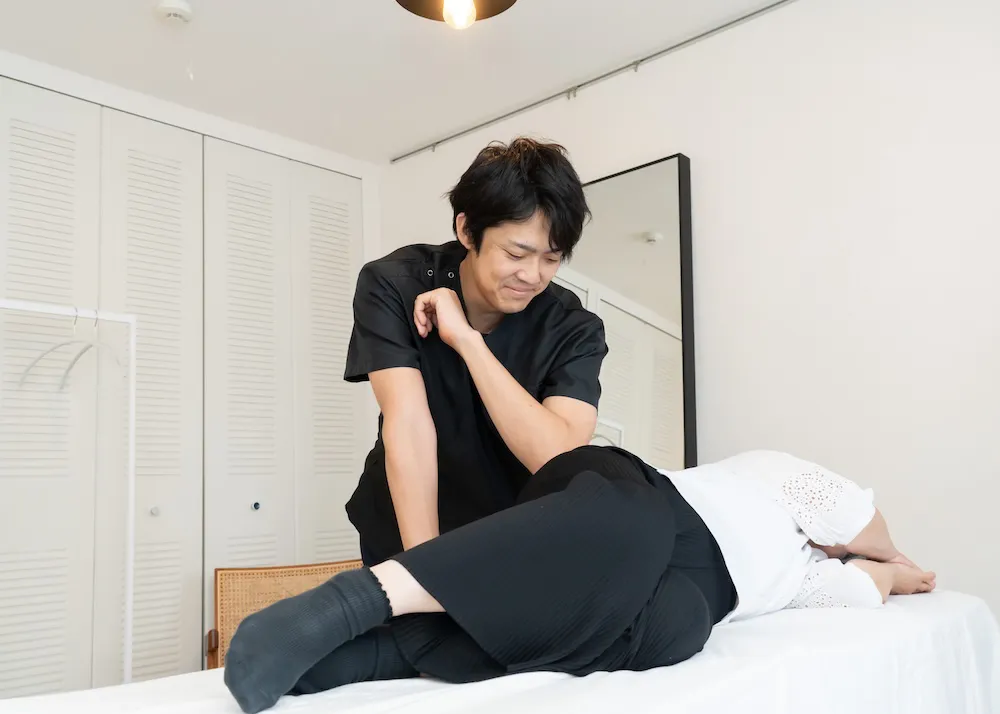 整体施術を行う男性整体師