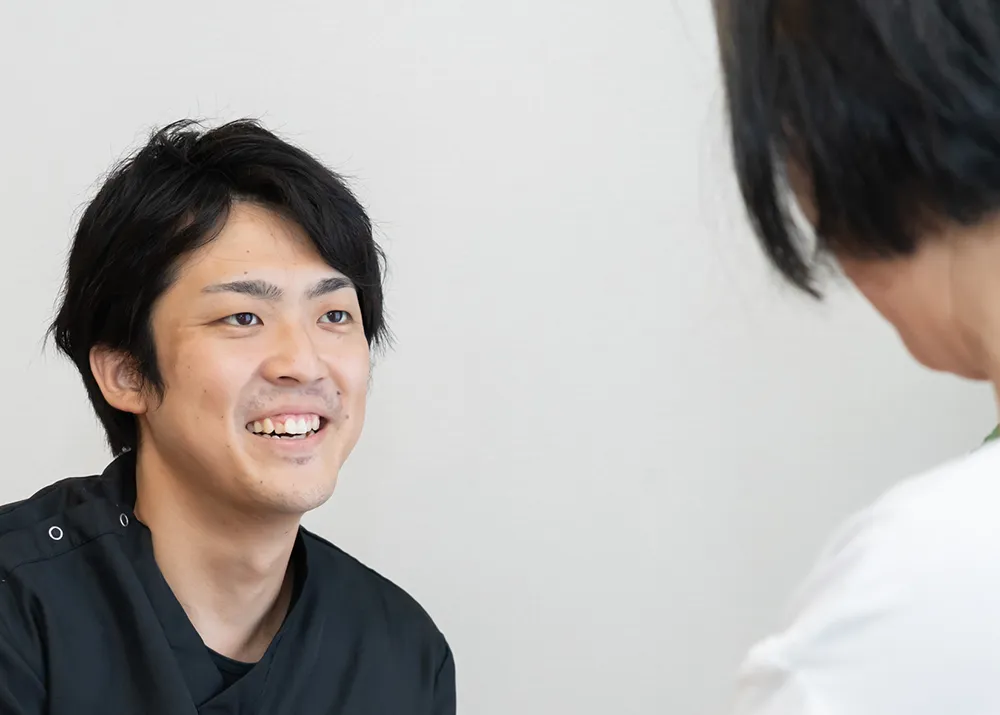 整体施術を行う男性整体師