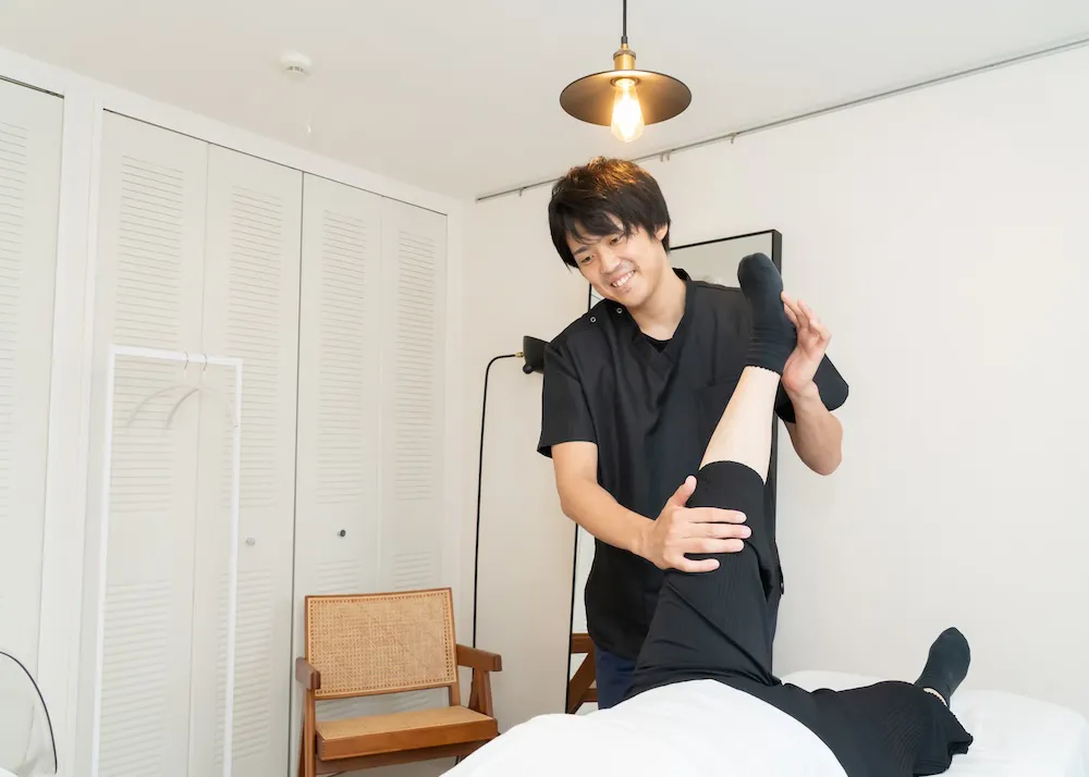 整体施術を行う男性整体師