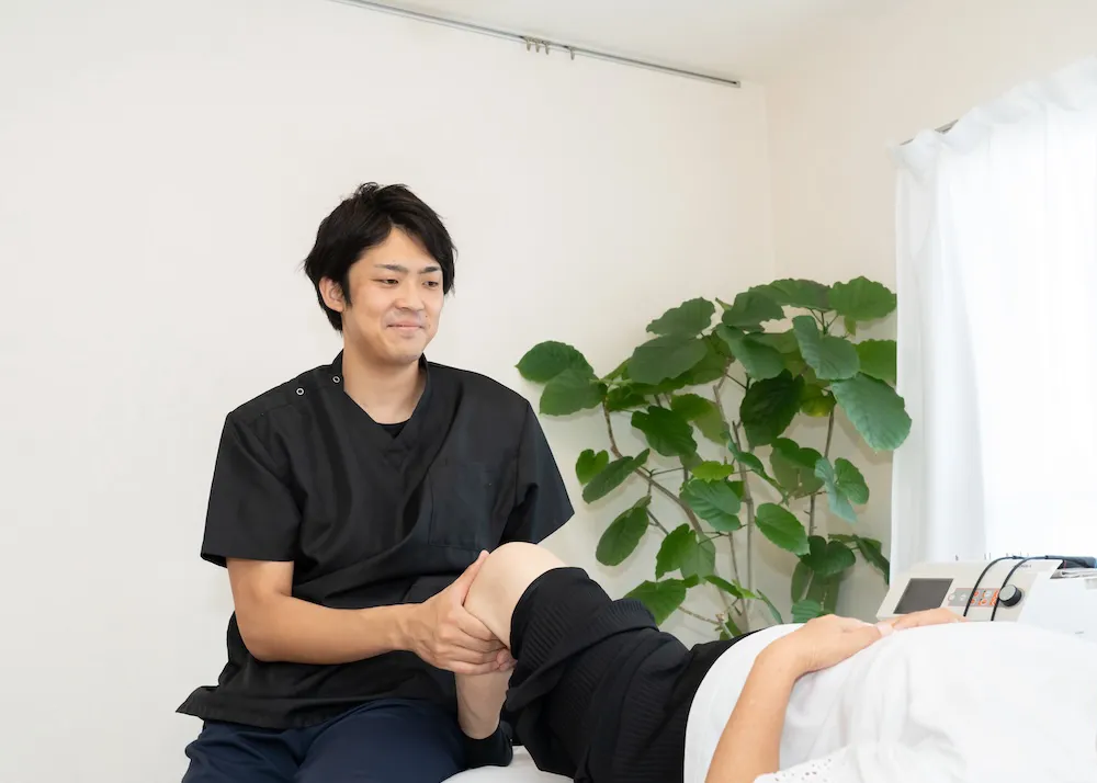 整体施術を行う男性整体師