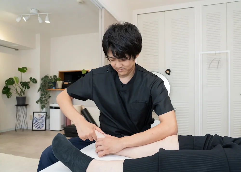 整体施術を行う男性整体師