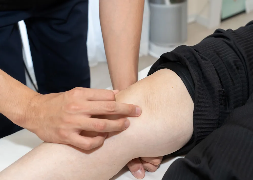 整体施術を行う男性整体師