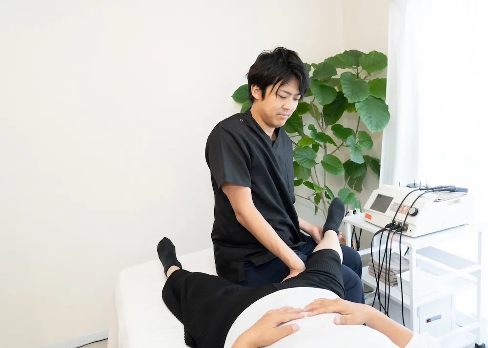 整体施術を行う男性整体師