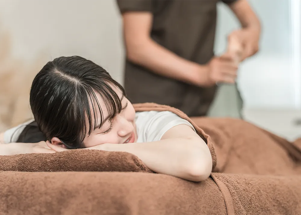 整体施術を行う男性整体師