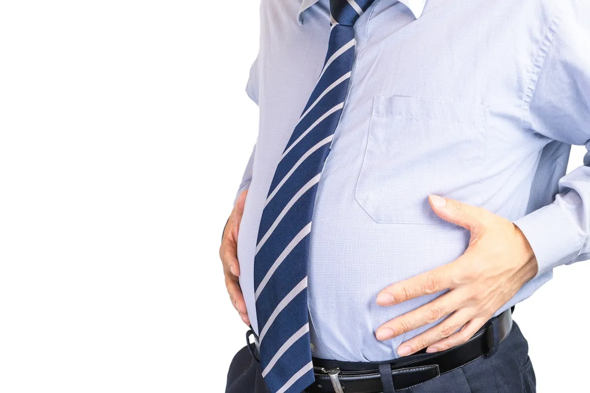 大きなお腹を抱えている男性