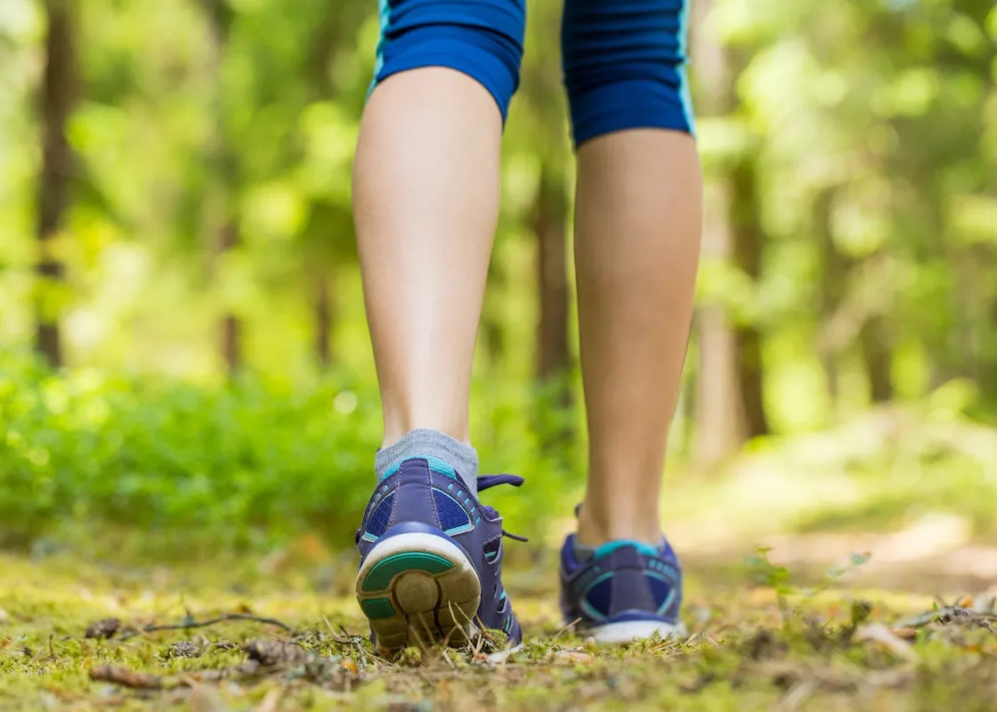 自然の中を歩く女性