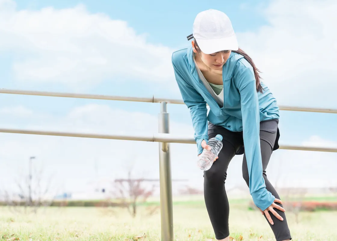 ランニング中に足が痛くなった女性