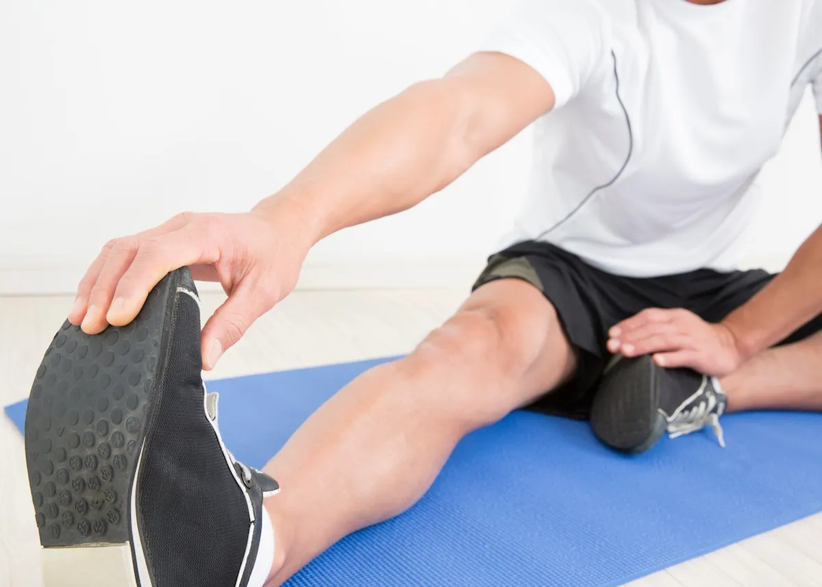 足首のストレッチを行う男性