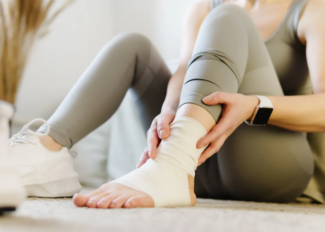 足首に包帯を巻いている女性