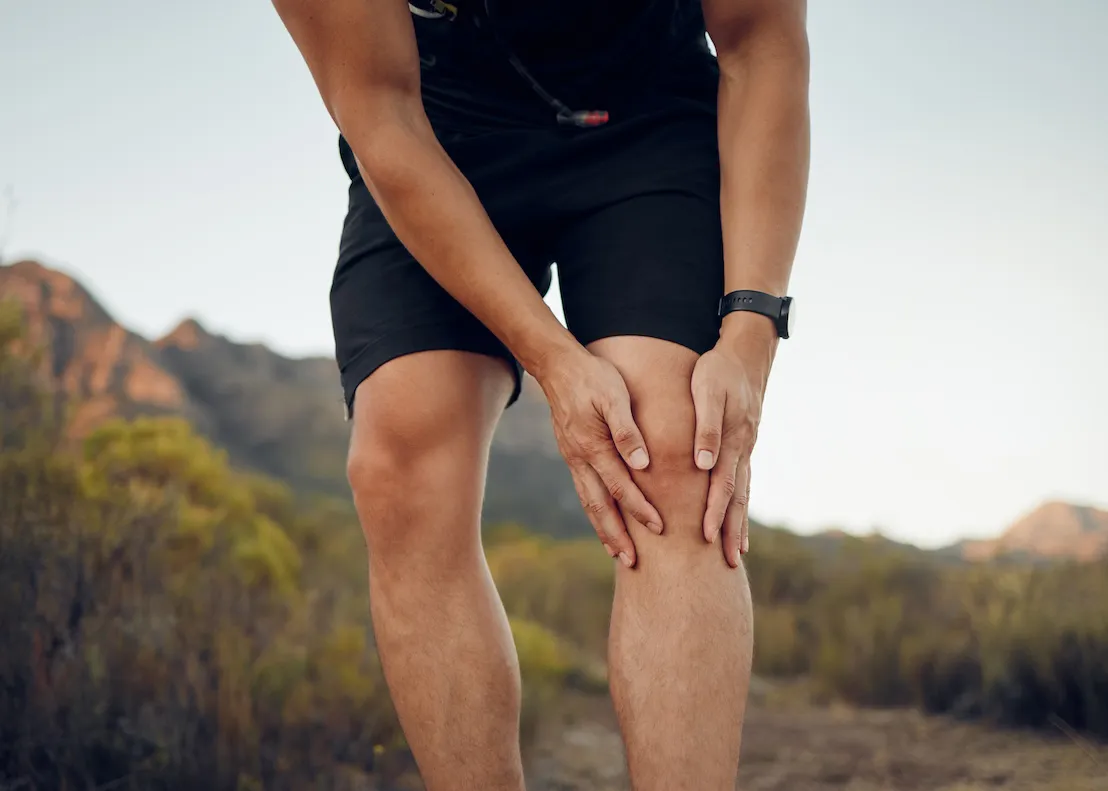 ランニング中に腰が痛む男性