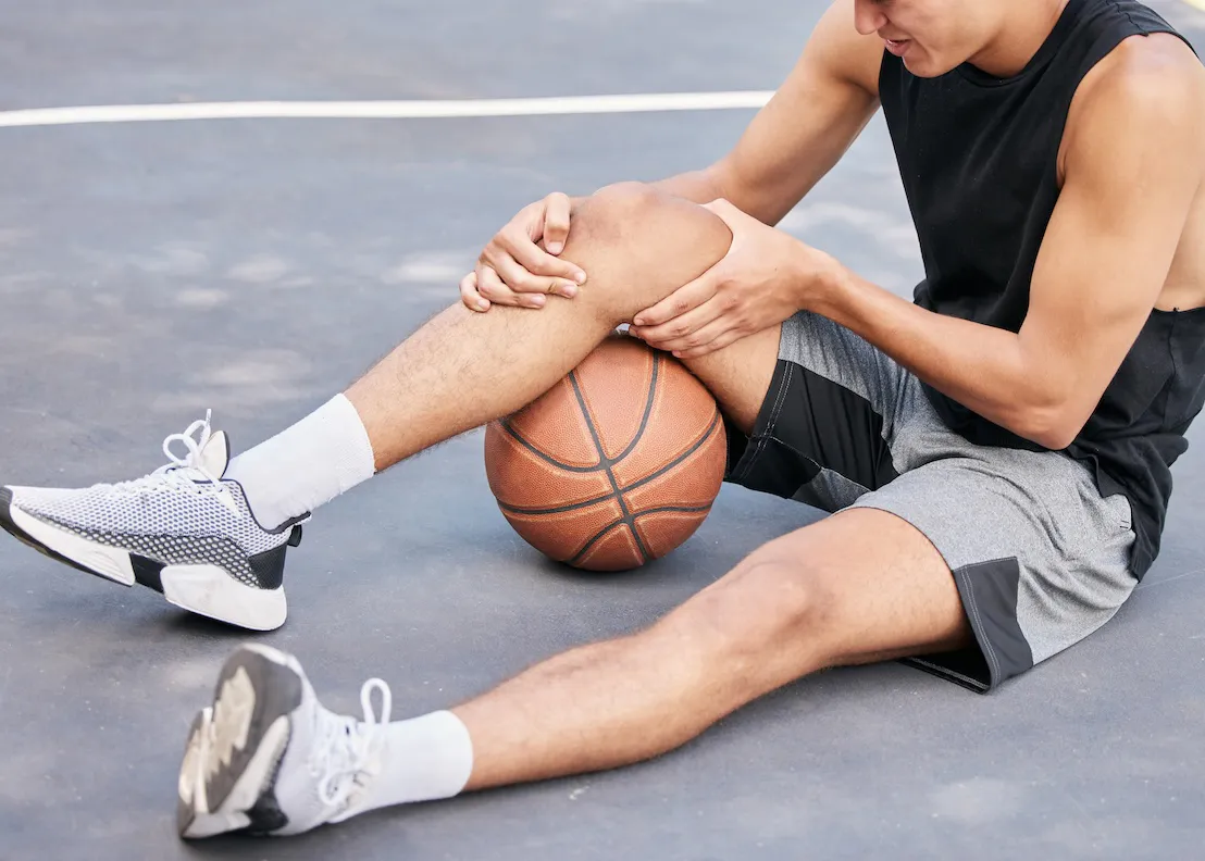 バスケットボールの試合中に膝を傷めた男性