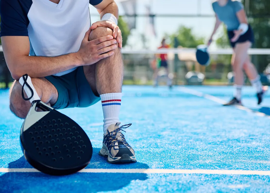 テニスの試合中に膝を傷めた男性