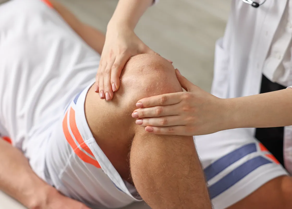 膝の様子を見てもらっている男性