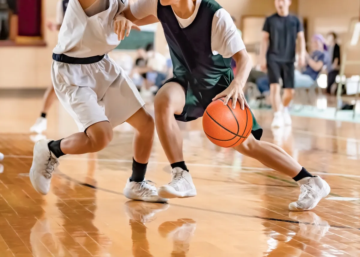 バスケットボールの試合をしている選手